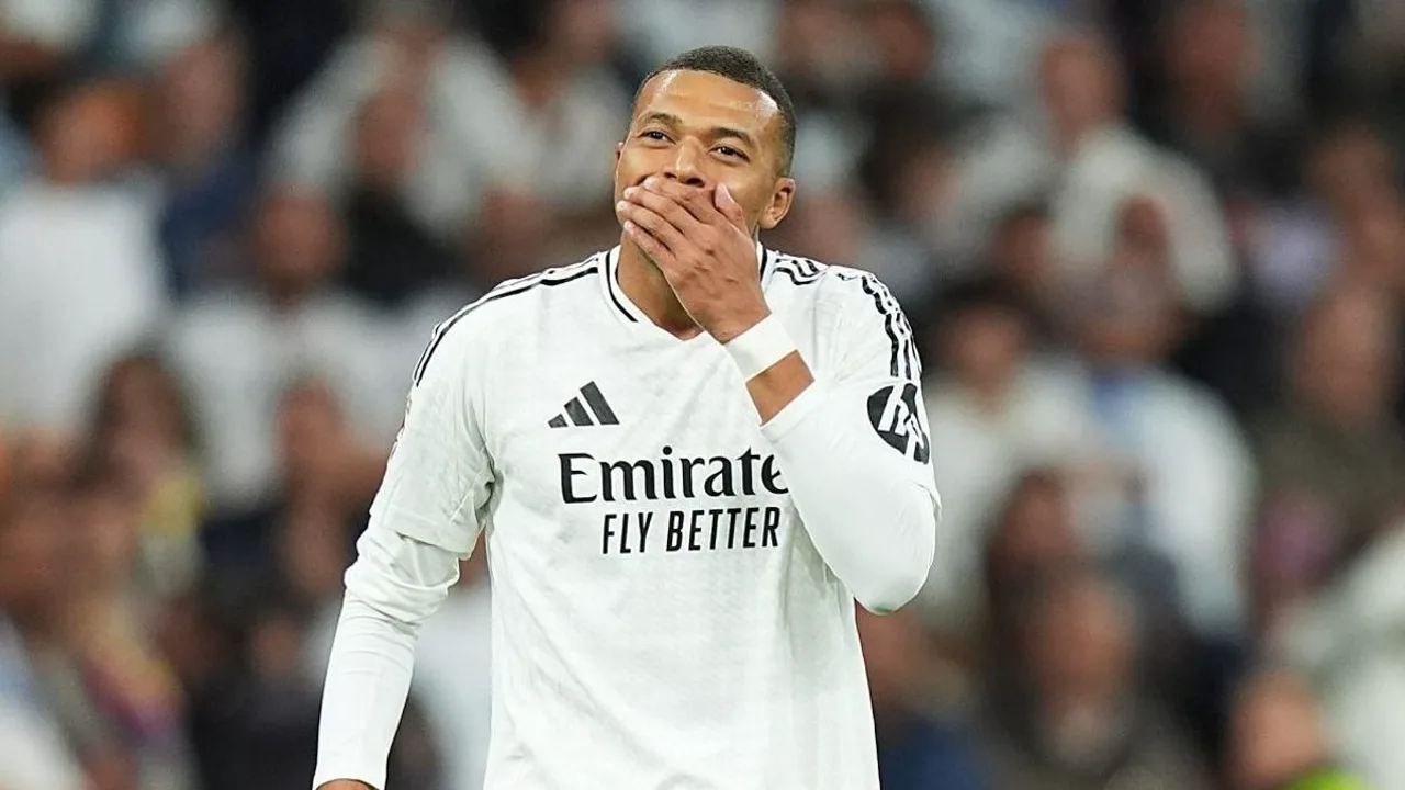 Kylian Mbappé com a camisa do Real Madrid em campo no Santiago Bernabéu, temporada 2025/2026