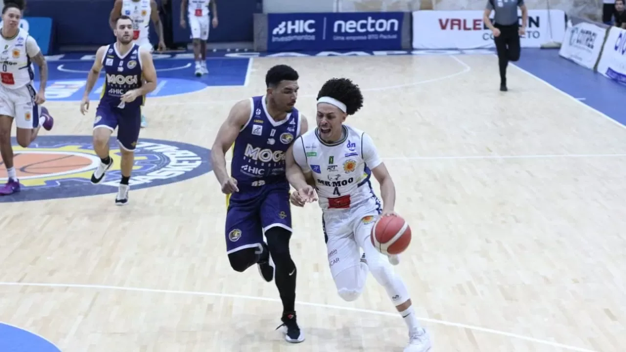 Quadra do Ginásio Prof. Hugo Ramos durante partida de basquete entre Mogi e São José em fevereiro de 2025