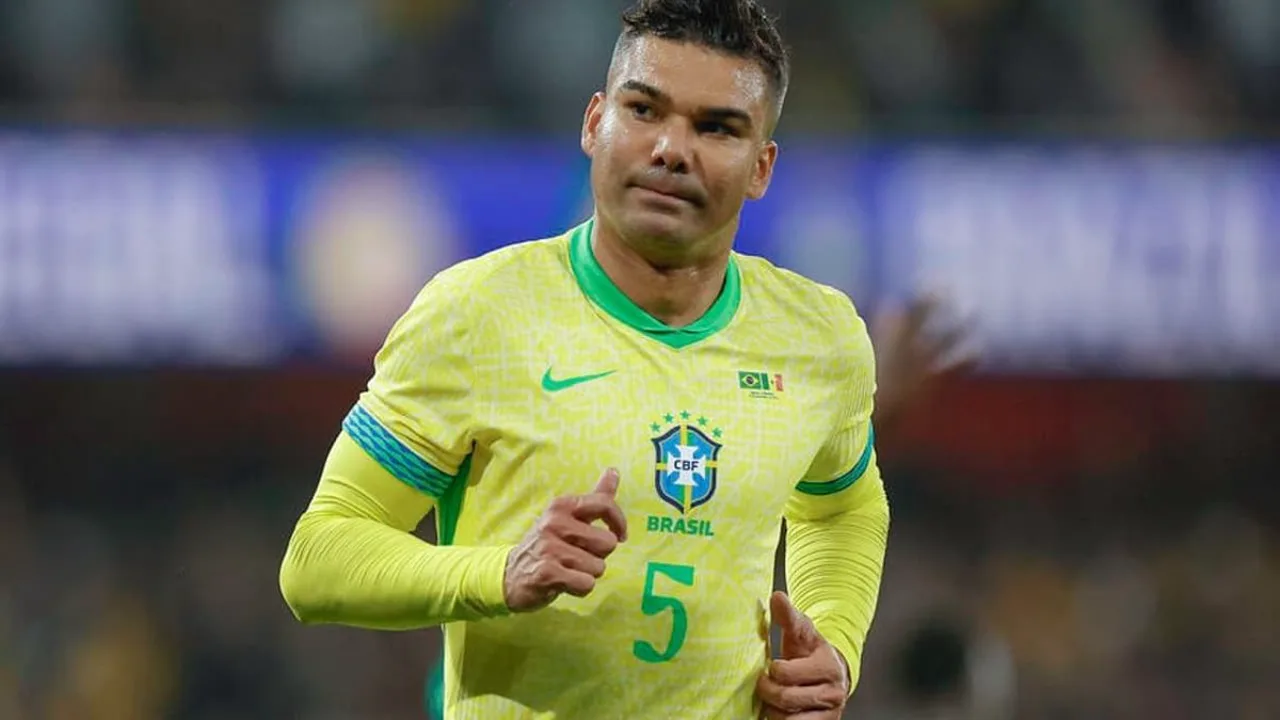 Torcedores brasileiros com expressão de decepção nas arquibancadas durante jogo da Seleção Brasileira