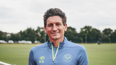 Keith Andrews e o vestiário que ele reconstrói peça por peça no Brentford