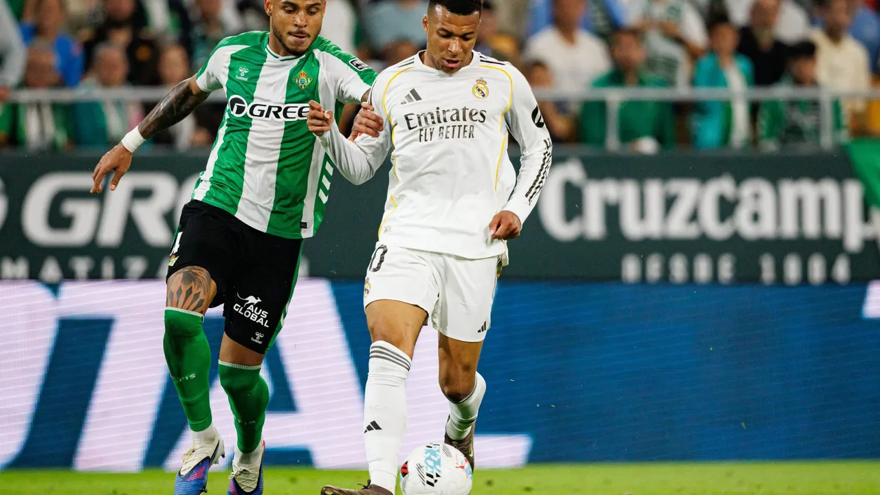 Kylian Mbappé de uniforme do Real Madrid com expressão séria durante treino no Bernabéu