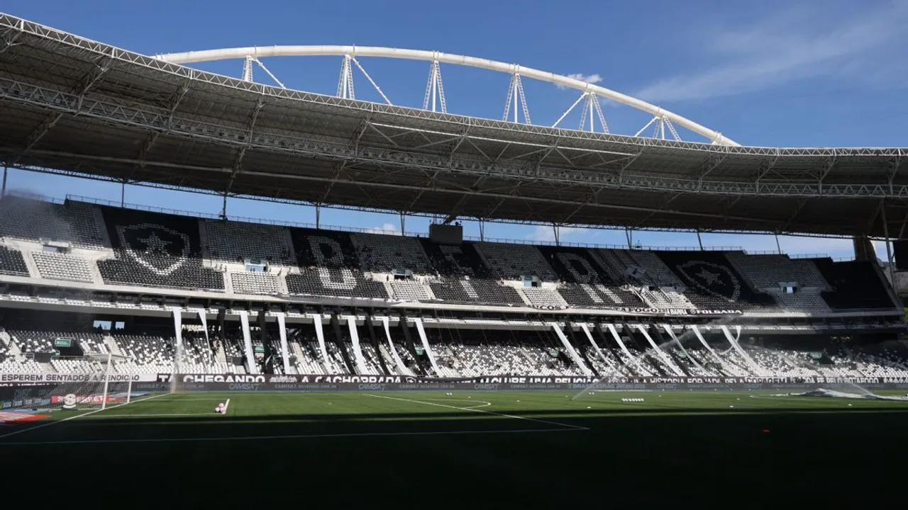 Estádio Nilton Santos iluminado à noite para jogo do Botafogo pela Sul-Americana