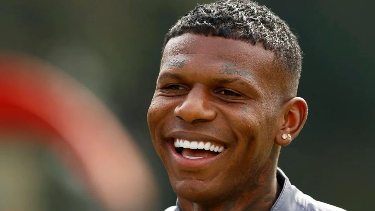 Arboleda com a camisa do São Paulo no Morumbi, olhar sério durante partida do Brasileirão