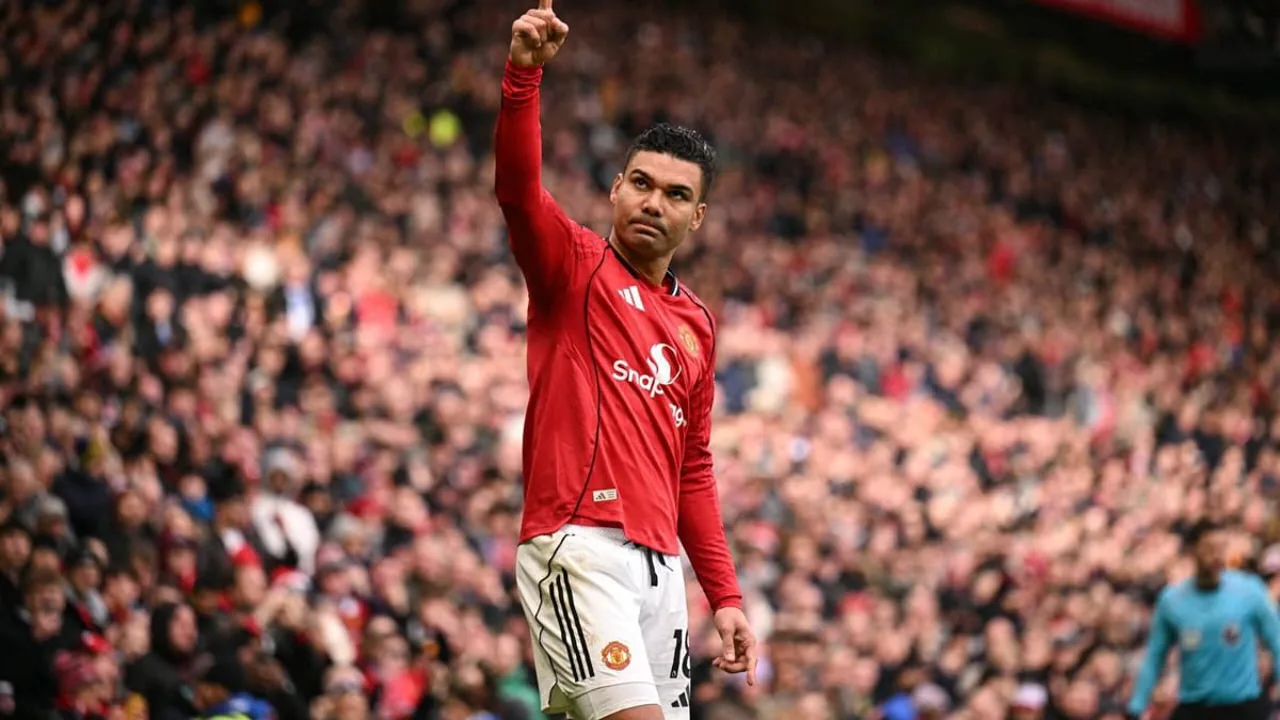 Casemiro com a camisa do Manchester United em campo durante partida da Premier League 2025/2026