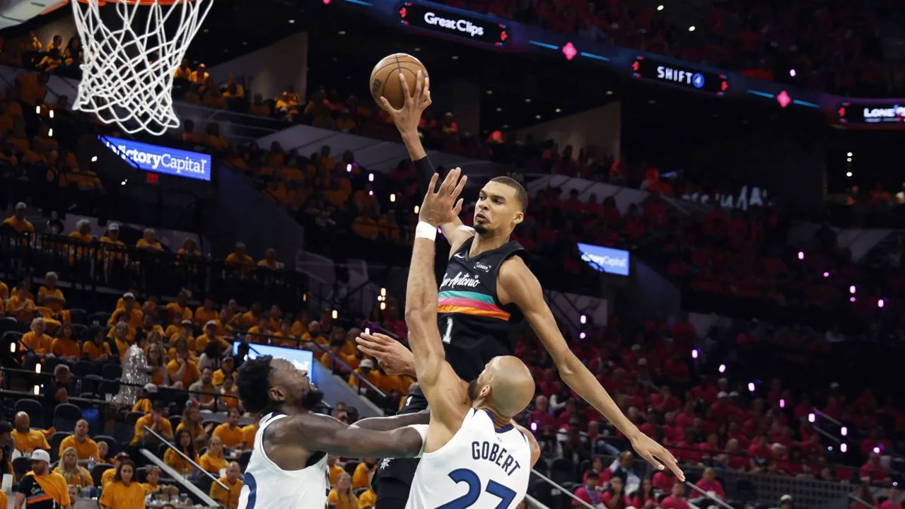 Victor Wembanyama bloqueando arremesso nos playoffs da NBA 2026 pelo San Antonio Spurs