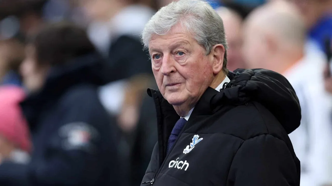 Roy Hodgson, treinador do Crystal Palace, observando o jogo na Premier League 2025/2026