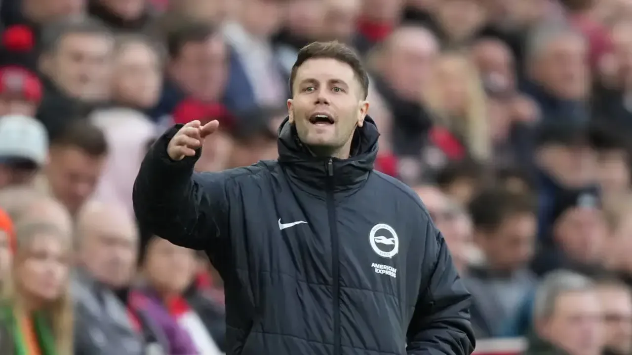 Fabian Hürzeler, treinador do Brighton, observa a partida na beira do campo da Premier League