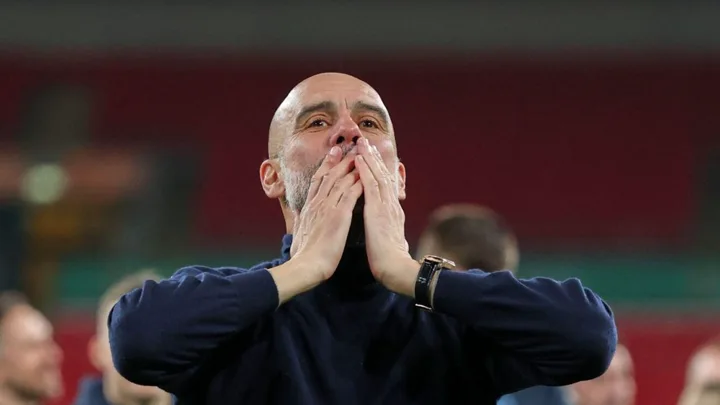 Pep Guardiola, treinador do Manchester City, gesticulando à beira do campo durante partida da Champions League