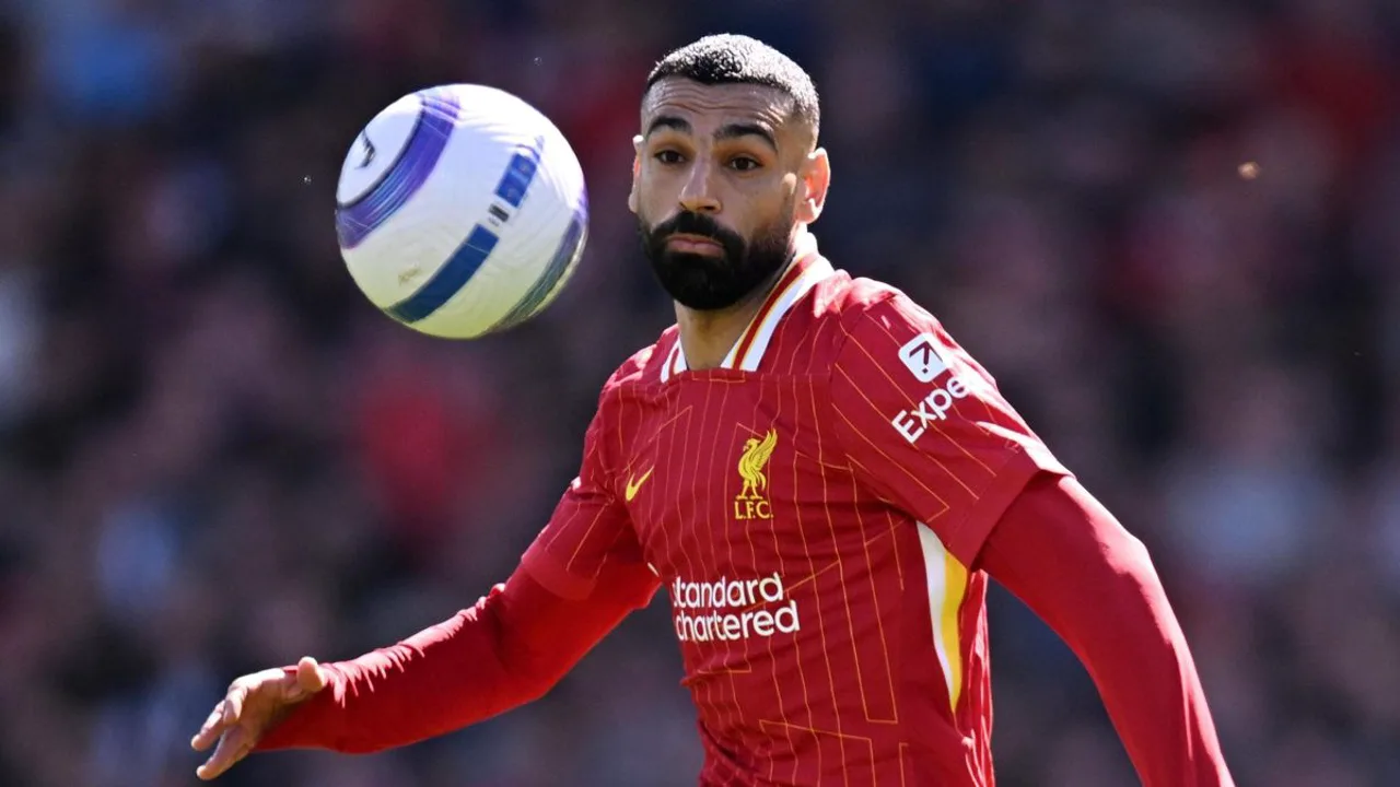 Mohamed Salah comemorando gol pelo Liverpool ao lado de Rayan em campo pela Premier League 2025/2026