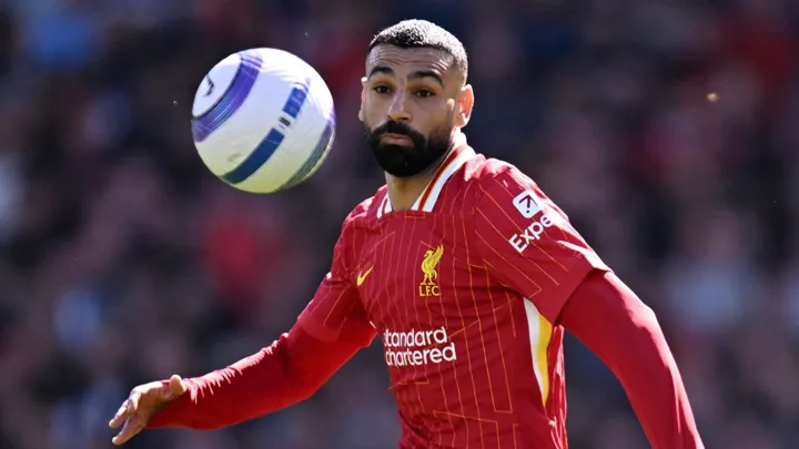 Mohamed Salah comemorando gol pelo Liverpool ao lado de Rayan em campo pela Premier League 2025/2026