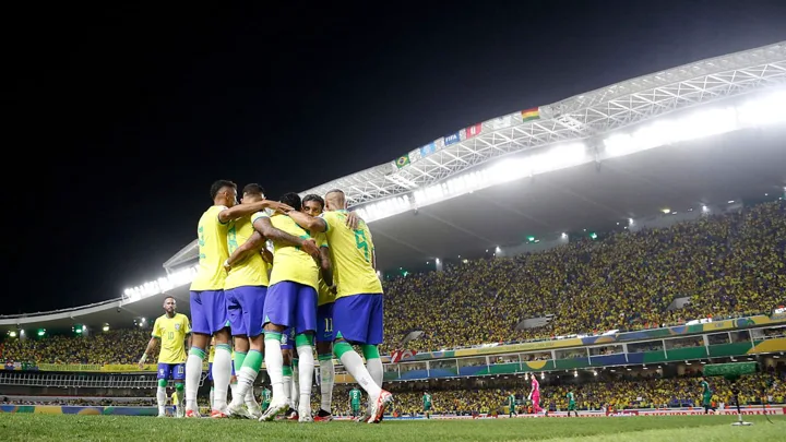 Mapa-múndi com as seis confederações de futebol destacadas e troféu da Copa do Mundo ao centro