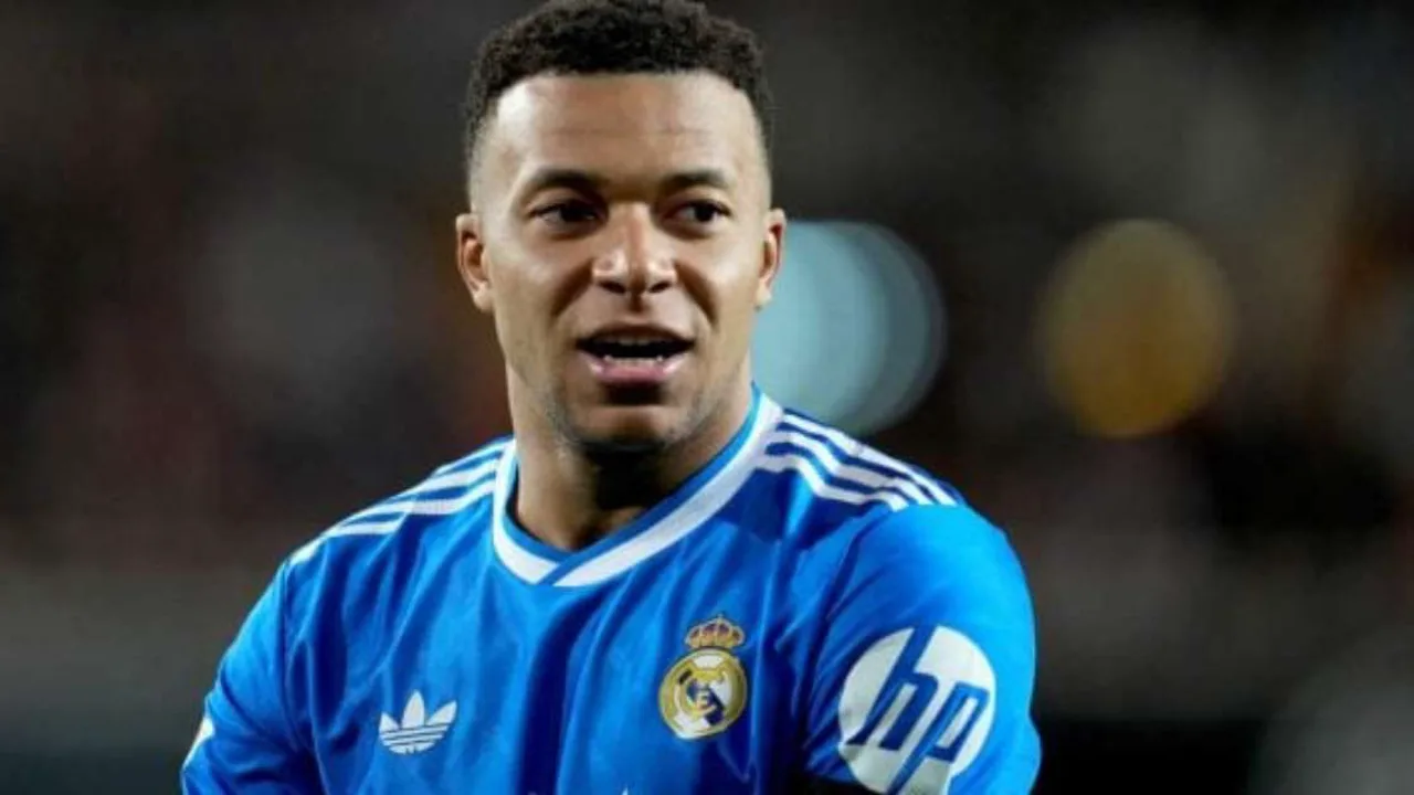 Kylian Mbappé com a camisa do Real Madrid, rodeado por torcedores no Santiago Bernabéu