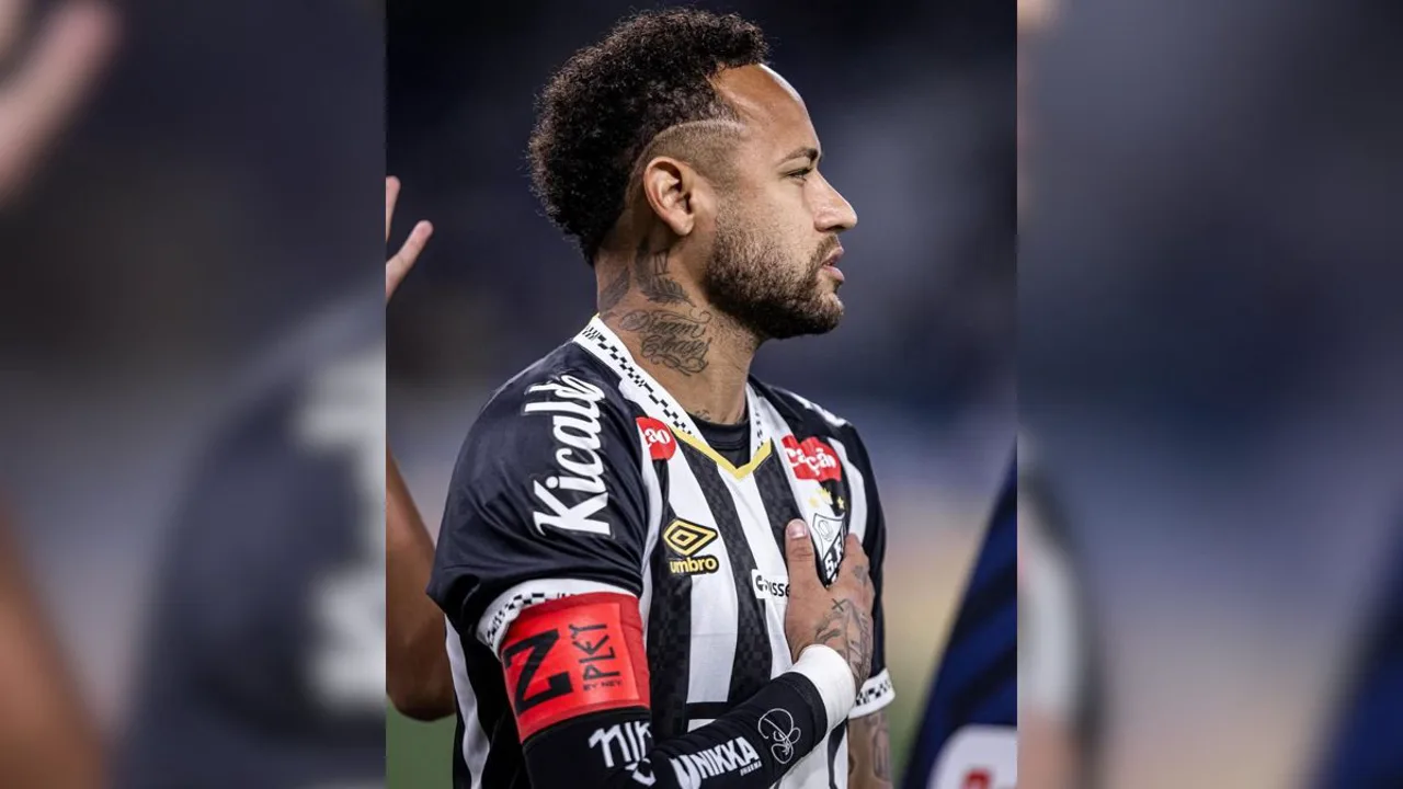 Neymar em treino do Santos no CT Rei Pelé, com jogadores ao fundo durante atividade de campo
