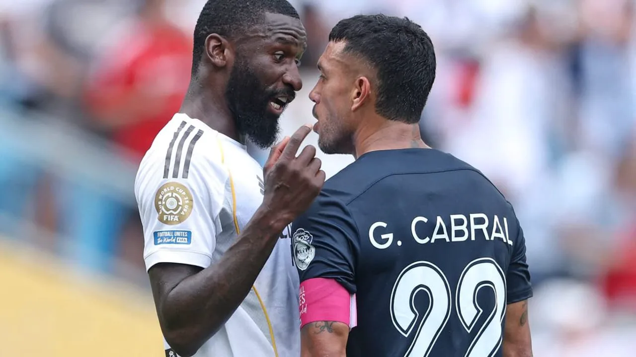 Rüdiger e Mbappé durante treino do Real Madrid no CT de Valdebebas, temporada 2025/2026