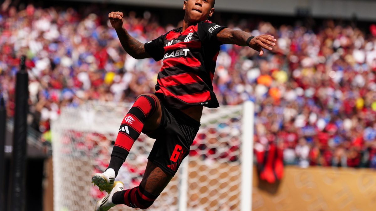 O peso de cada ausência no centro do campo do Flamengo Três ausências, uma viage