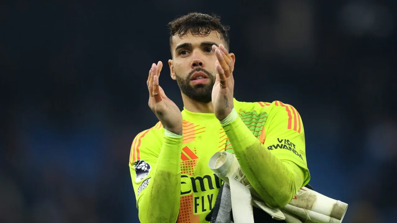 David Raya, goleiro do Arsenal, com a bola nos pés durante partida da Premier League 2025/2026