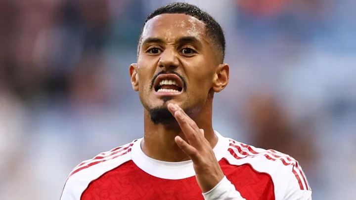 William Saliba, zagueiro do Arsenal número 2, em ação defensiva na Premier League 2025/2026