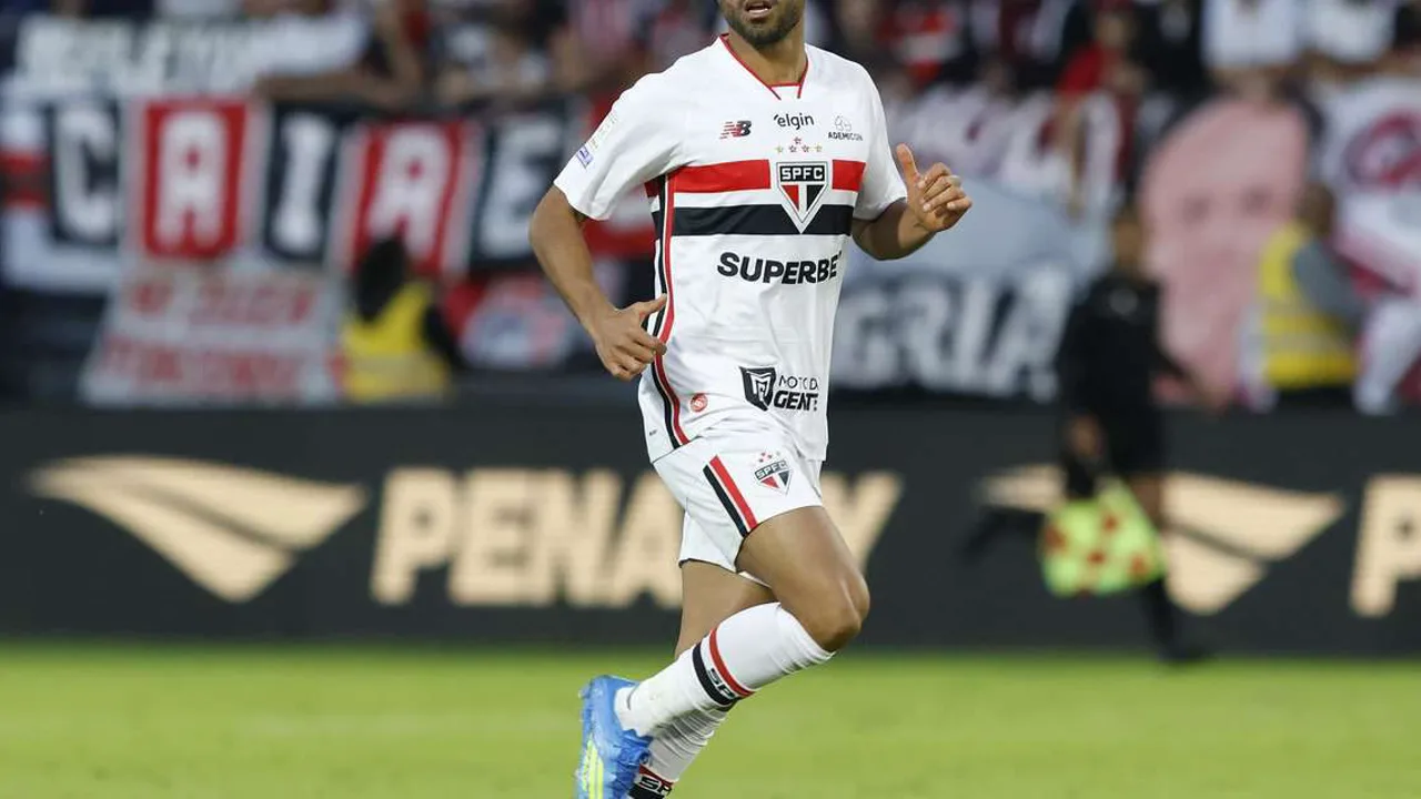 Lucas Moura no gramado do Morumbi com a camisa 7 do São Paulo, sentindo dores na perna direita