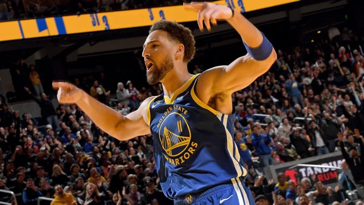 Jogador de basquete da NBA dominando pontos, rebotes e assistências numa mesma partida — ilustração do triplo-duplo
