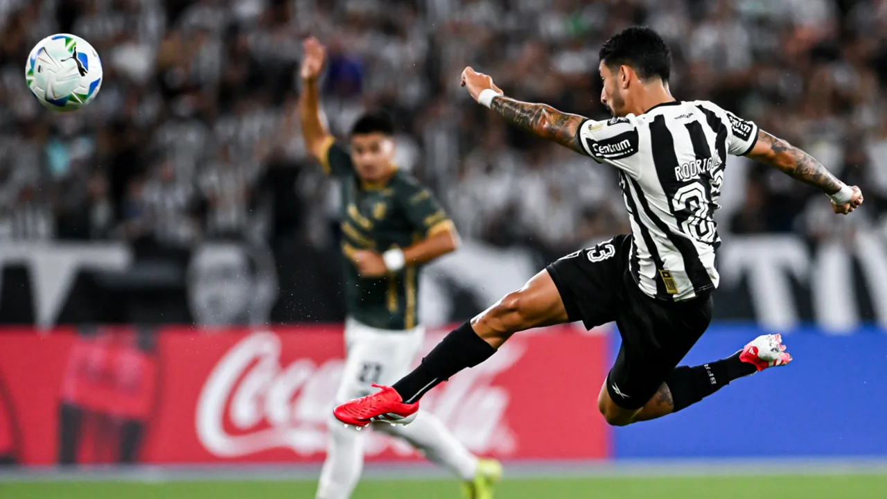 Volante Allan com a camisa do Botafogo em campo durante partida do Brasileirão 2026