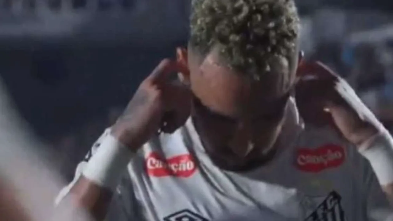 Neymar com a camisa do Santos no CT Rei Pelé durante treino, com expressão tensa