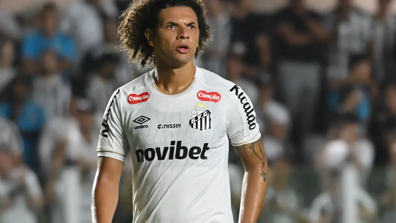 Neymar e Robinho Jr em treino do Santos no CT Rei Pelé com Cuca ao fundo observando o confronto
