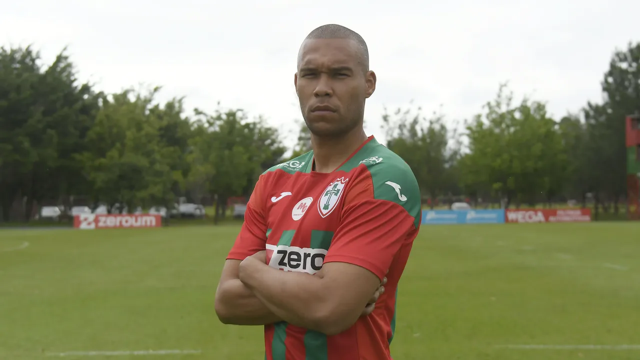 Desfibrilador externo automático em quadra esportiva vazia, simbolizando ausência de segurança no esporte amador