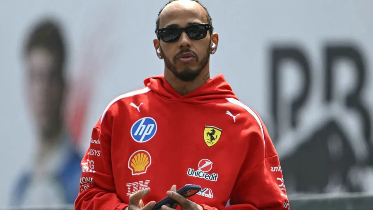 Lewis Hamilton no cockpit da Ferrari SF-25 no pit lane do Circuito Internacional de Miami, temporada 2026