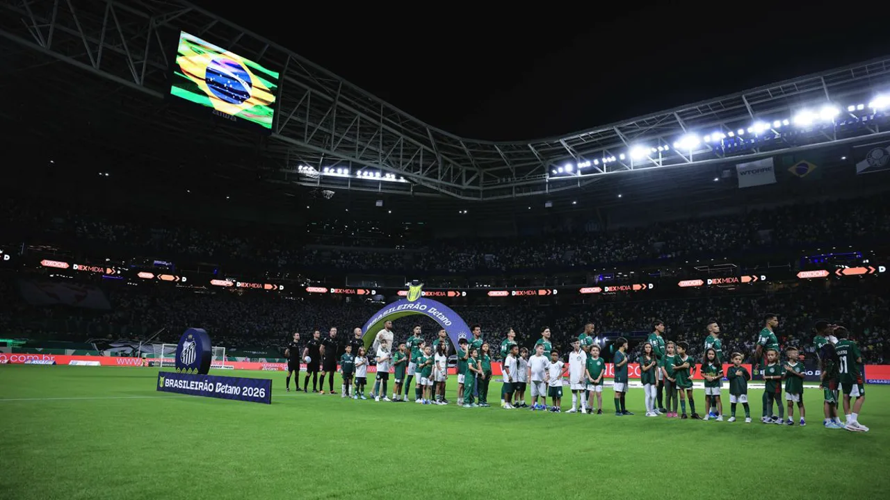 Jogadores do Palmeiras alinhados para o hino nacional no Allianz Parque sem a presença da delegação do Santos