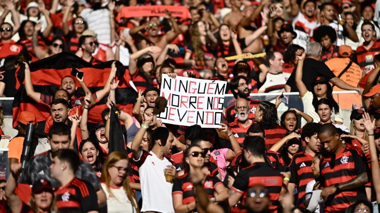 Torcida do Flamengo lotando o Maracanã com faixas e bandeiras rubro-negras nas arquibancadas