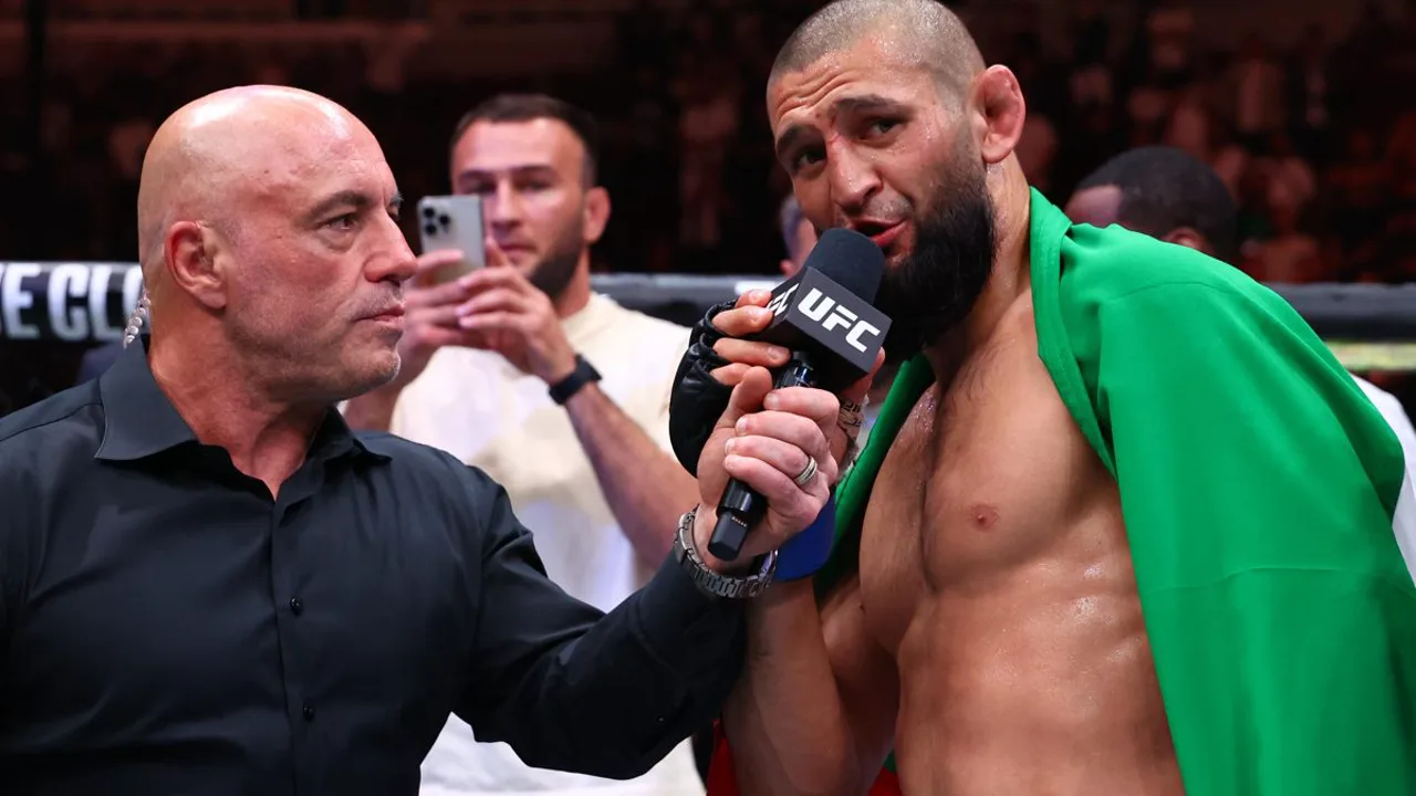 Khamzat Chimaev exibe cinturão dos médios do UFC após vitória no UFC 319 em Chicago