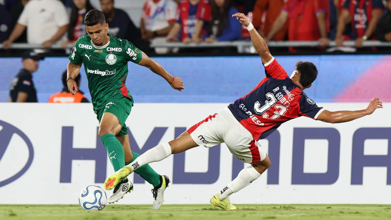 Gustavo Gómez, zagueiro do Palmeiras, em posição defensiva durante partida da Libertadores 2026