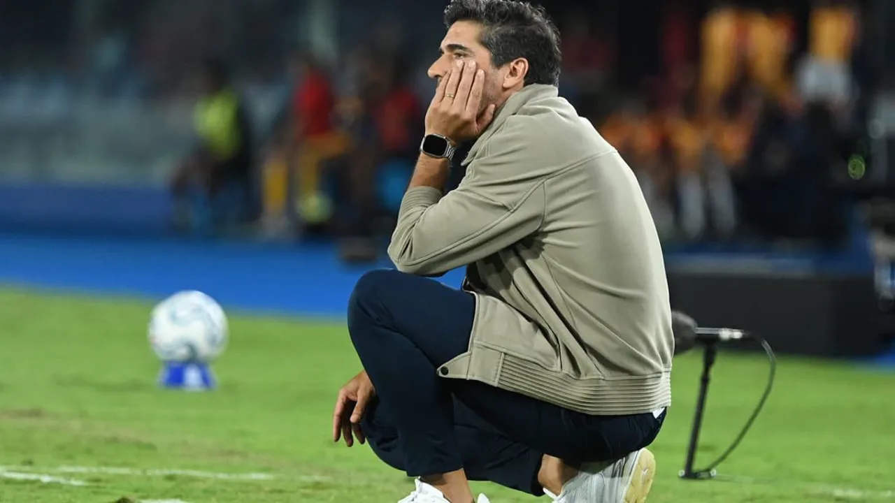 Abel Ferreira gesticulando na beira do campo durante partida do Palmeiras pela Copa Libertadores 2026