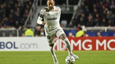 Neymar abraça Robinho Jr. após gol, mas o padrão de atrito com jovens do Santos preocupa
