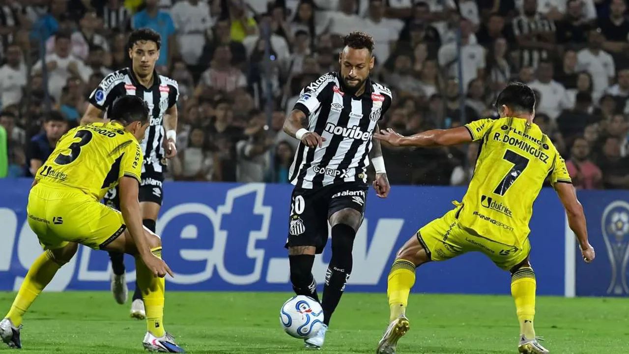 Robinho Jr. e Neymar abraçados na comemoração de gol pelo Santos na Copa Sul-Americana