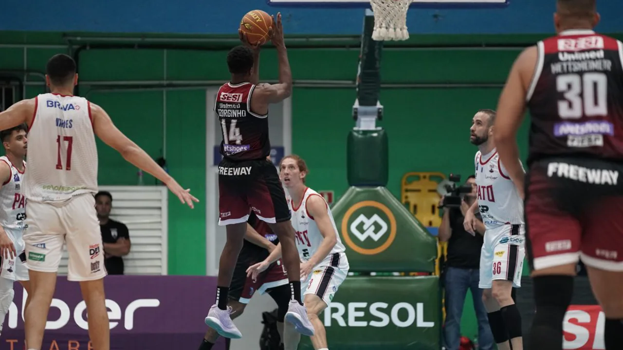 Ginásio Pedrocão em Franca durante partida do NBB, torcida nas arquibancadas e jogo em andamento
