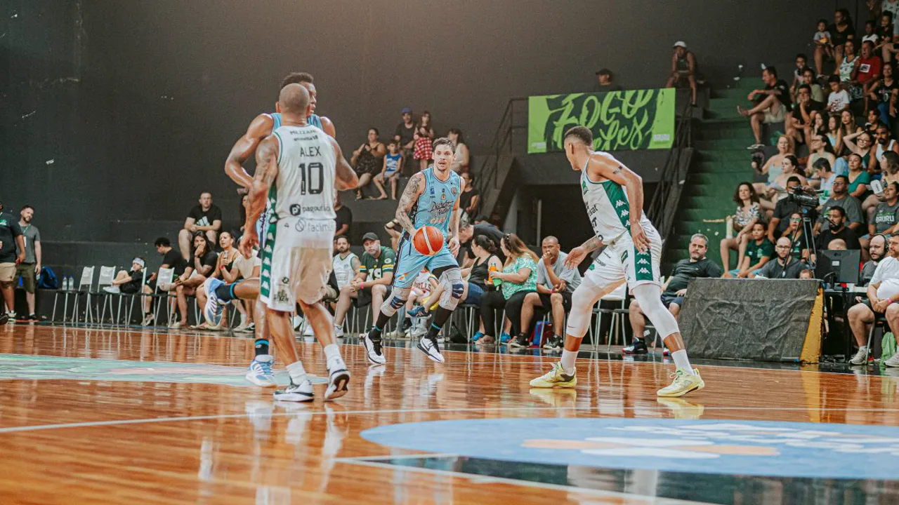 Quadra da Panela de Pressão em Bauru durante partida do NBB em outubro de 2024, placar apertado de 93 a 91