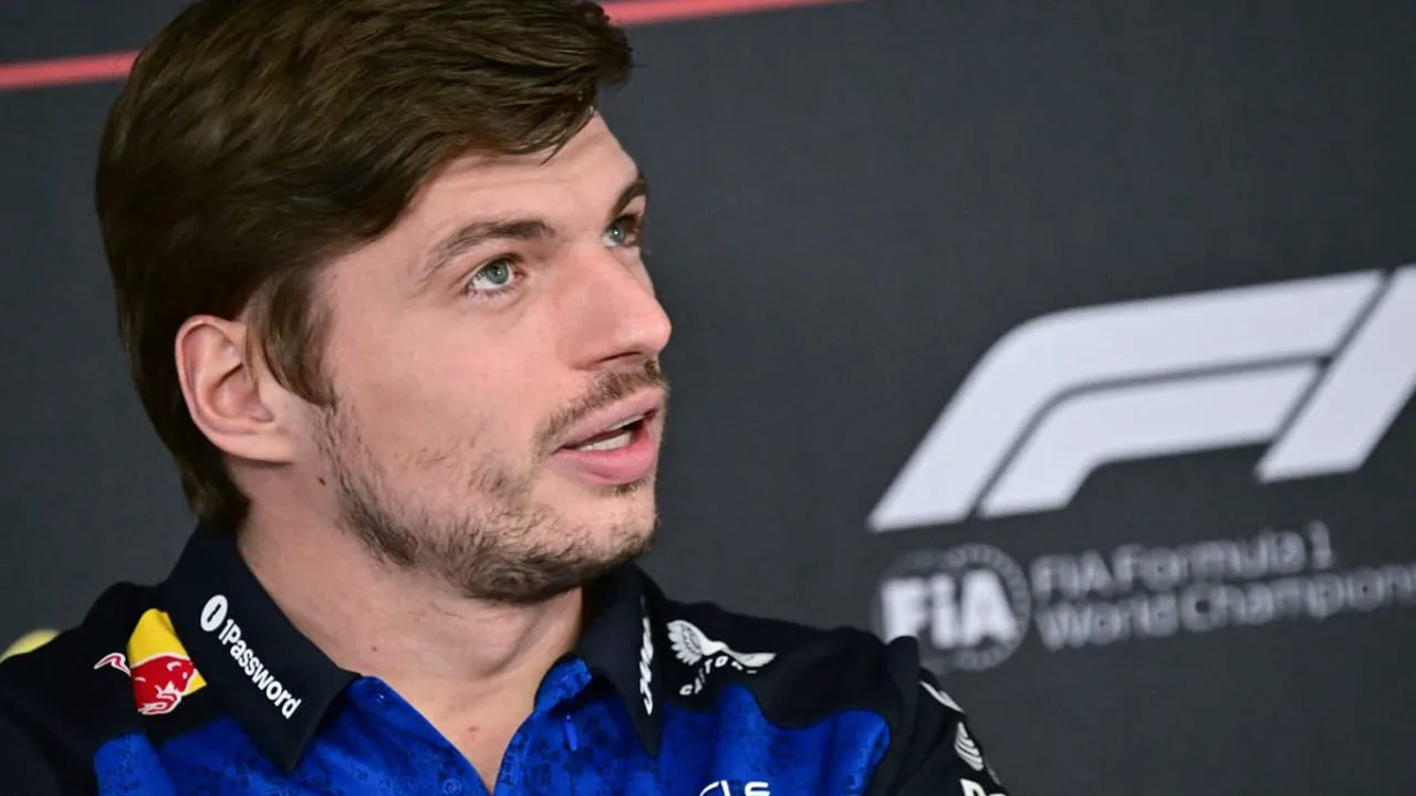 Max Verstappen no cockpit da Red Bull durante o GP de Miami 2026, com expressão tensa no paddock