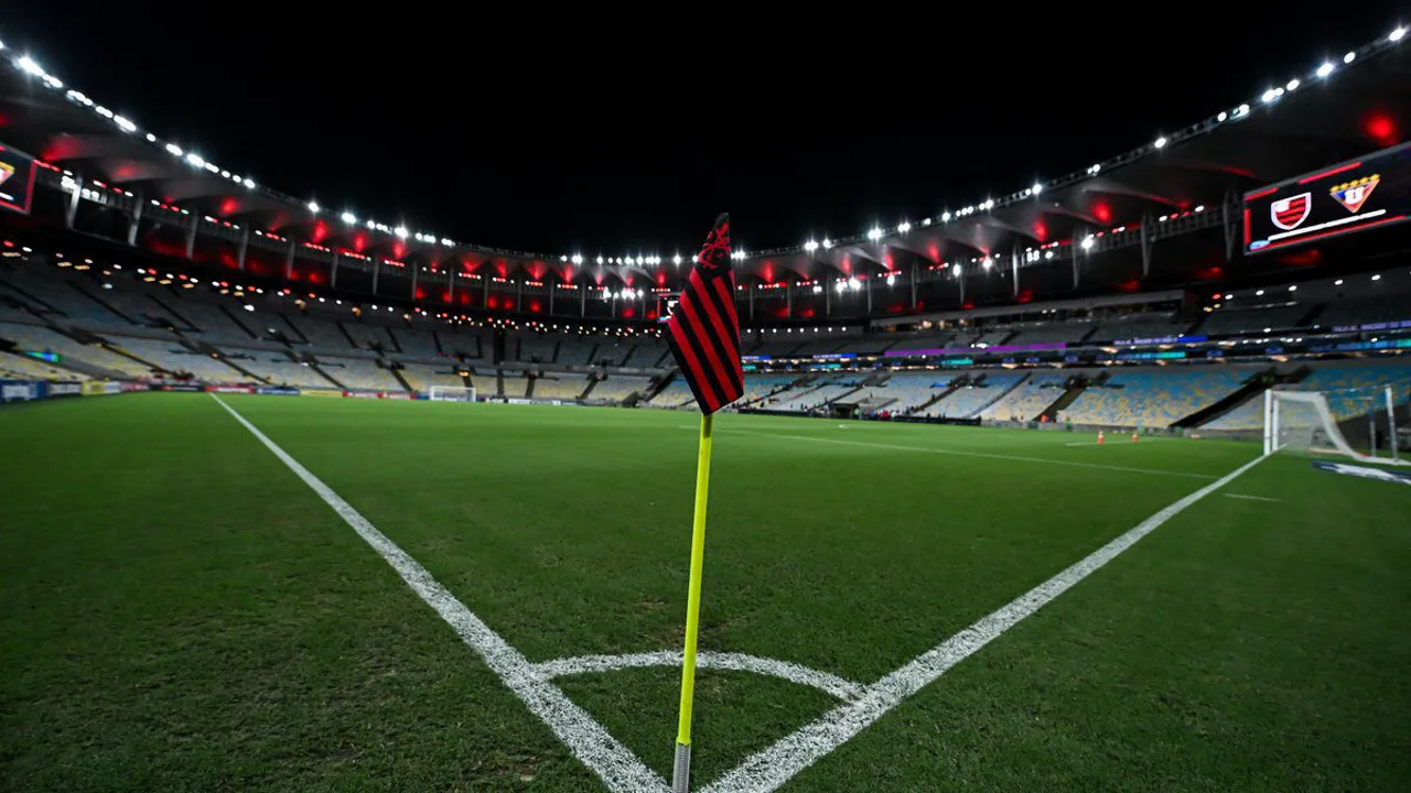 Entorno do Maracanã após clássico Flamengo x Vasco com presença da Polícia Militar e torcedores