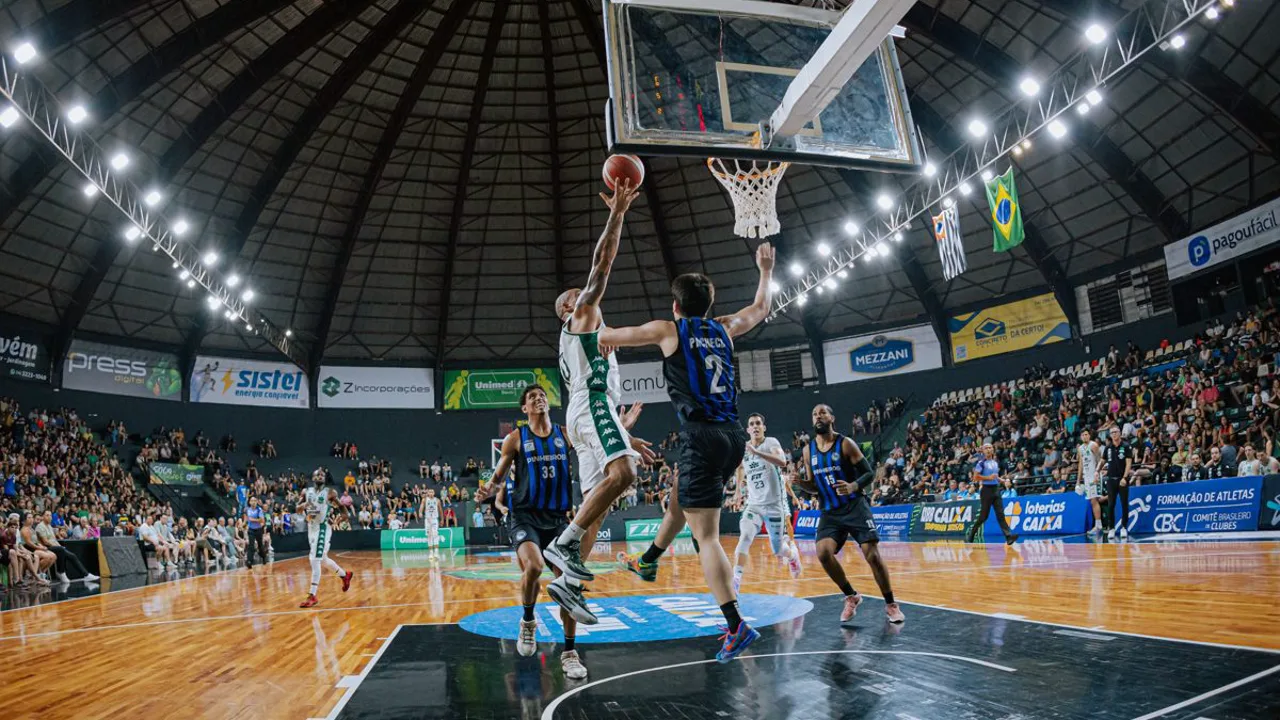 Ginásio Panela de Pressão em Bauru durante partida do NBB em dezembro de 2024, com placar 97 a 91