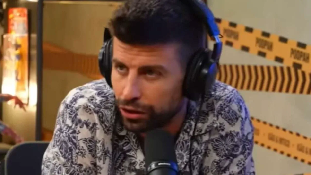 Gerard Piqué no estacionamento de estádio espanhol, gesticula em direção a árbitros após derrota do Andorra FC