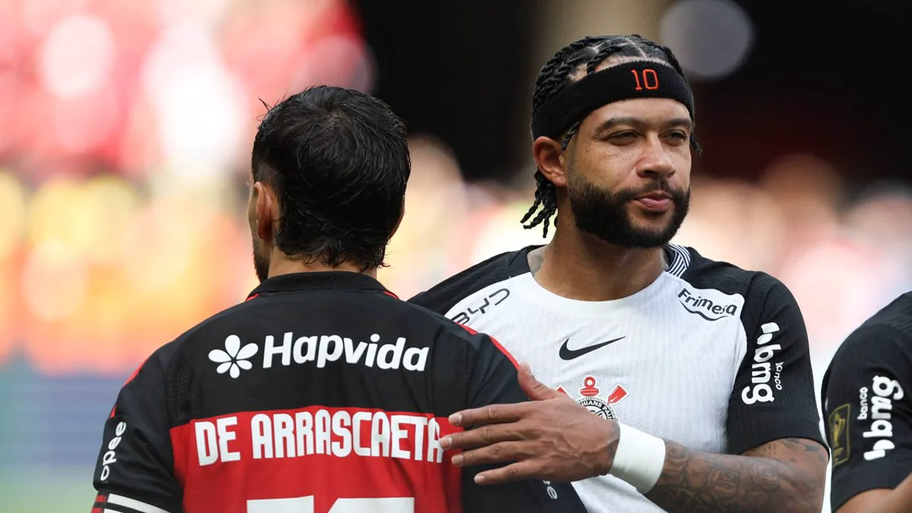 Jogadores de Flamengo e Palmeiras em campo na Copa Libertadores 2026, com escudos dos clubes em destaque