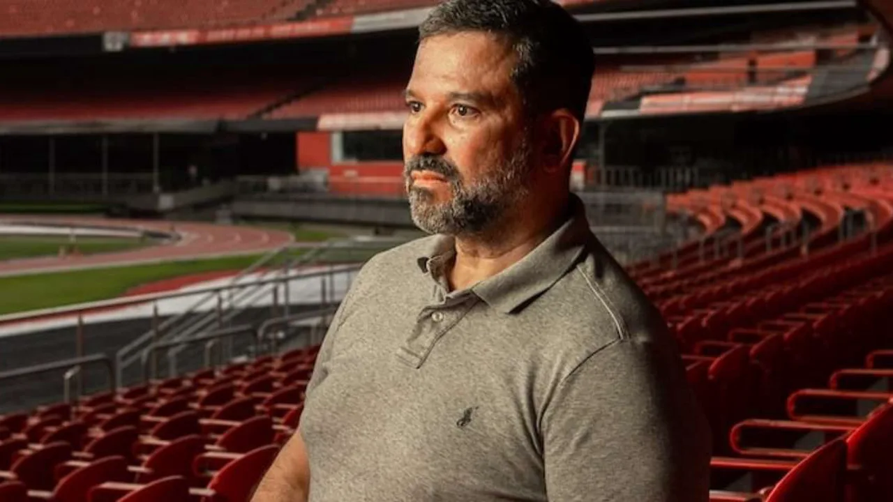 Fachada do CT da Barra Funda do São Paulo Futebol Clube com símbolos da diretoria ao fundo