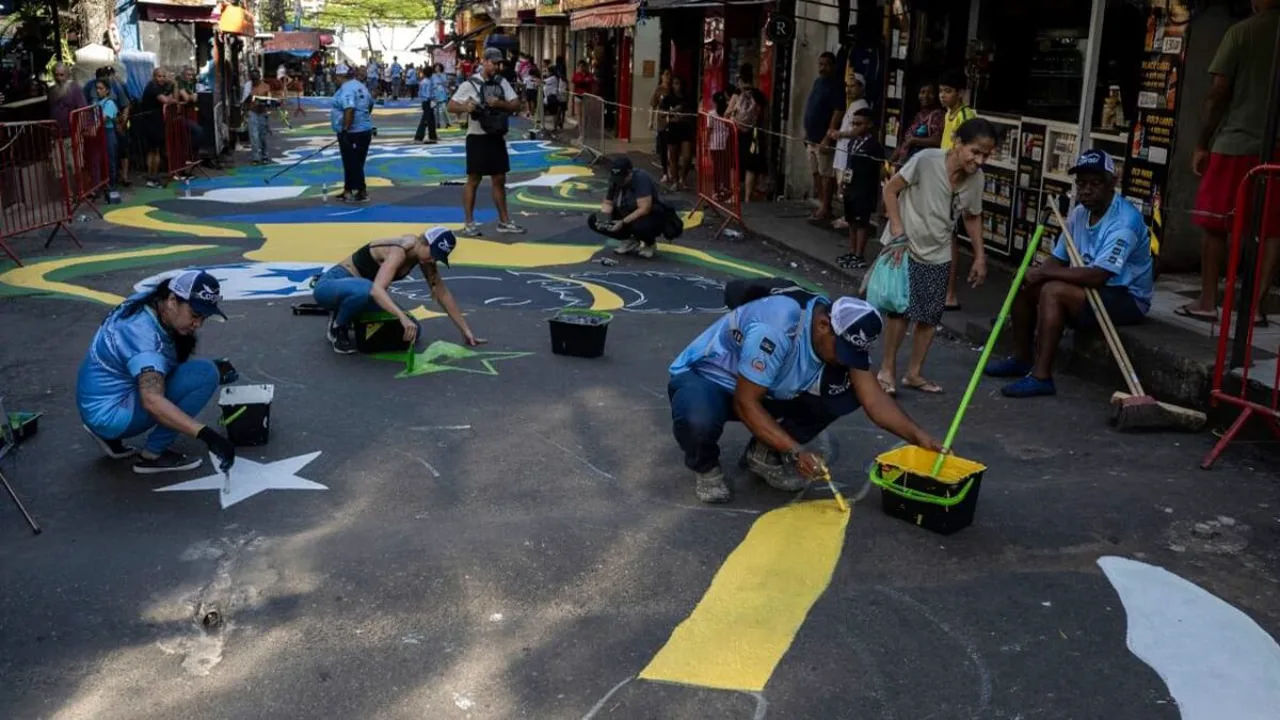 Mural colorido na Via Ápia da Rocinha com pinturas de futebol e bandeiras do Brasil para a Copa do Mundo 2026