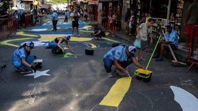Mil metros quadrados de tinta na Rocinha dizem o que a Copa não consegue comprar