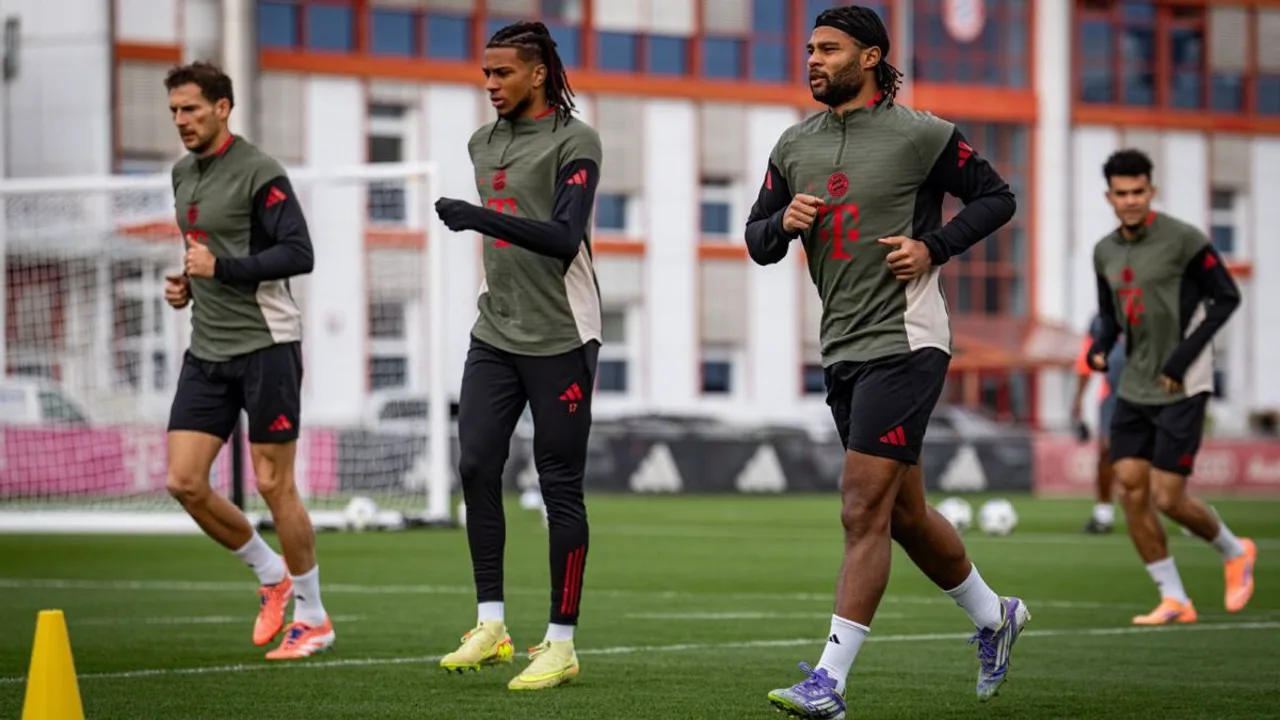 Jogador do Bayern de Munique com esparadrapo na orelha durante treino na Allianz Arena