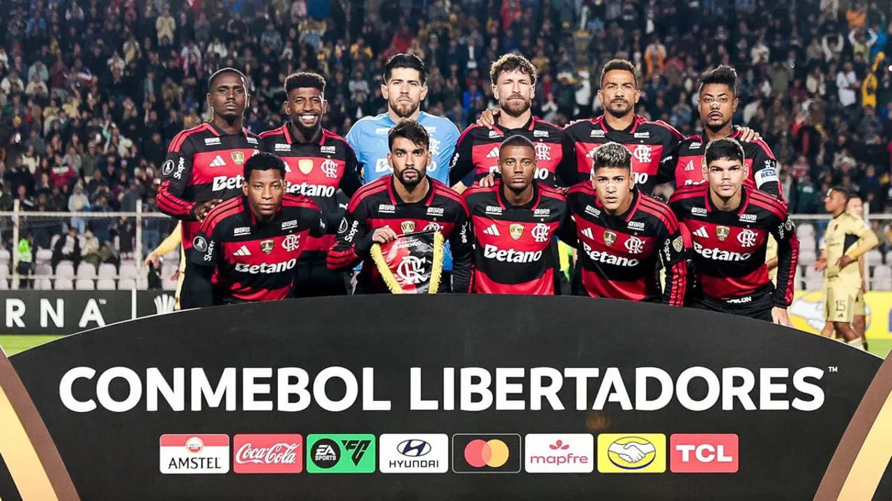 Torcida do Flamengo no Estádio Atanasio Girardot em Medellín, com bandeiras rubro-negras nas arquibancadas