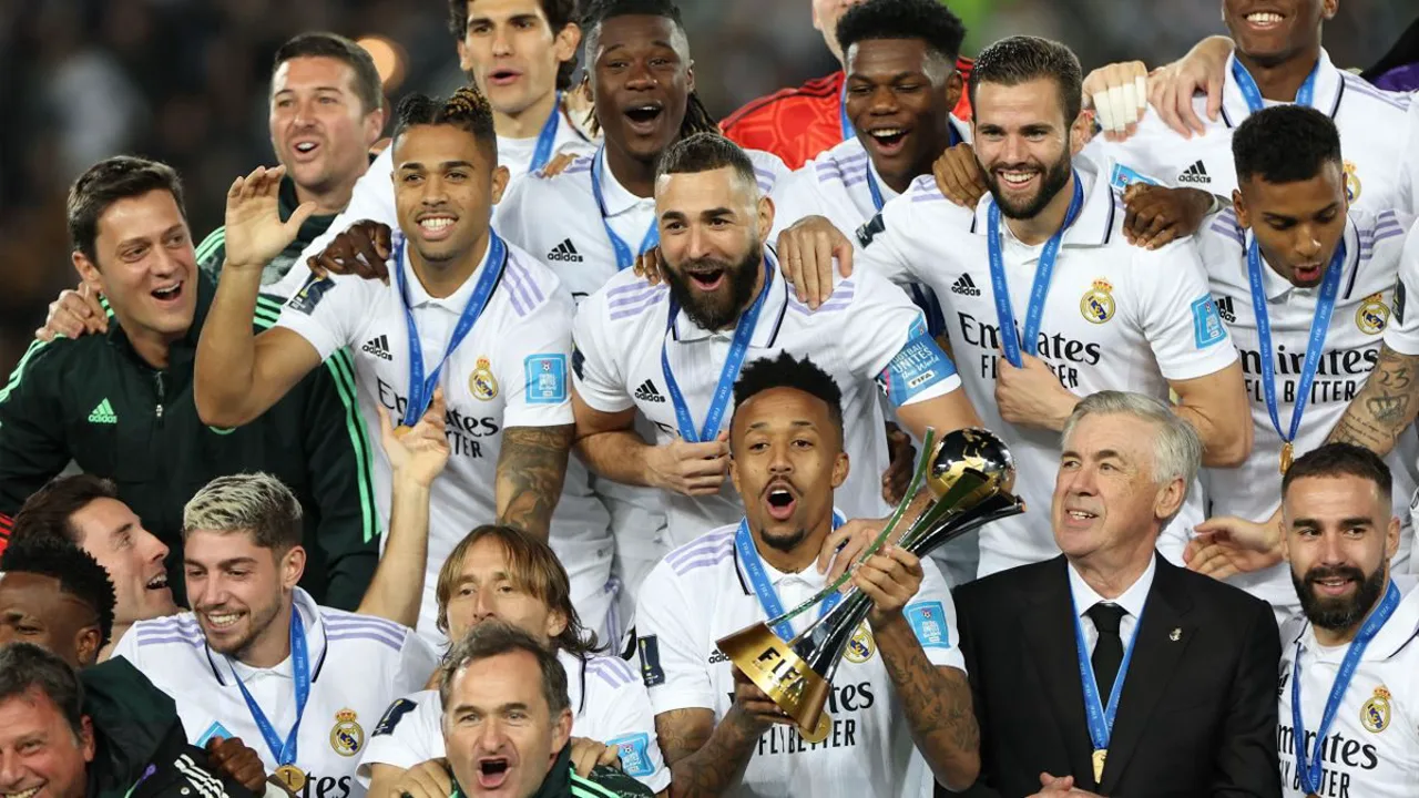 José Mourinho na beira do campo com escudo do Real Madrid ao fundo no Santiago Bernabéu