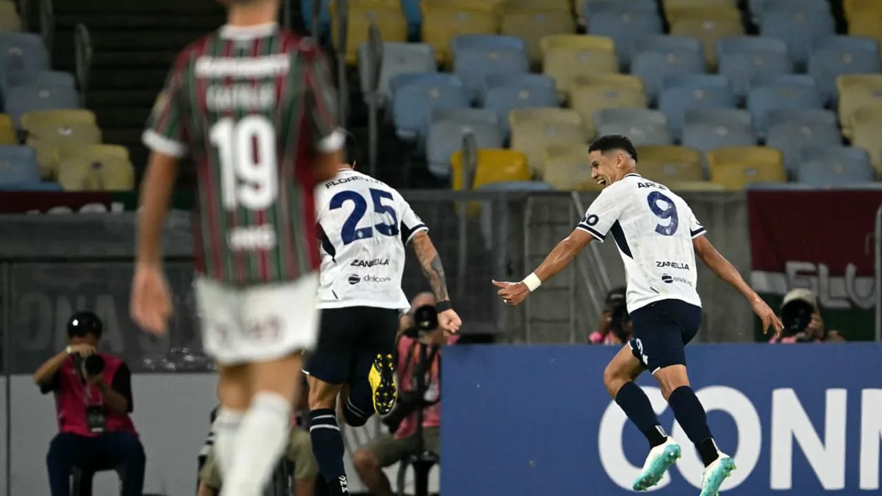 Jogadores do Fluminense em campo durante partida da Copa Libertadores na Argentina