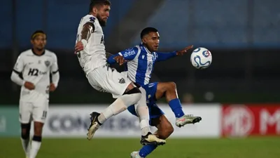 Atlético-MG deixa escapar vantagem de 2 a 0 e afunda na Sul-Americana